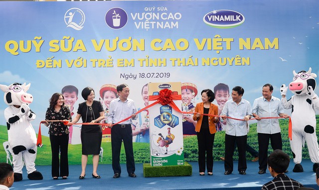 Sữa vươn cao Việt Nam và Vinamilk trao tặng 70.000 ly sữa cho trẻ em tỉnh Thái Nguyên - Ảnh 5.