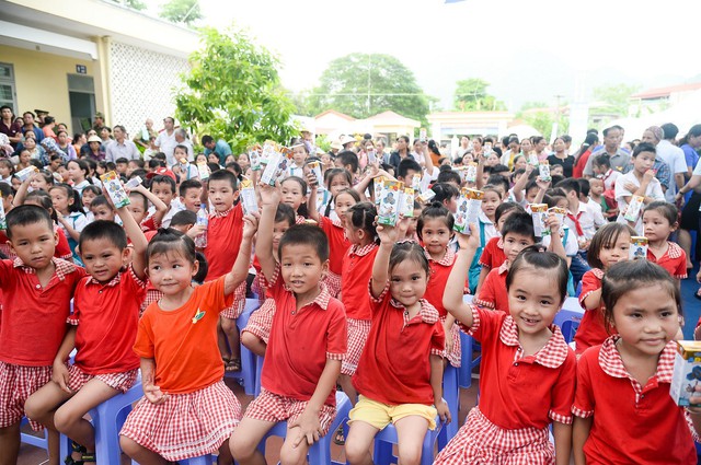 Sữa vươn cao Việt Nam và Vinamilk trao tặng 70.000 ly sữa cho trẻ em tỉnh Thái Nguyên - Ảnh 8.