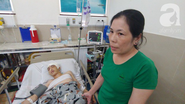 
Lương Quang Huy nằm trên giường bệnh, cạnh bên là người mẹ.
