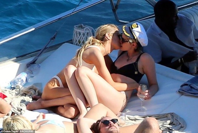 
Kristen Stewart và bạn gái Stella Maxwell hôn nhau đắm đuối trên du thuyền.

