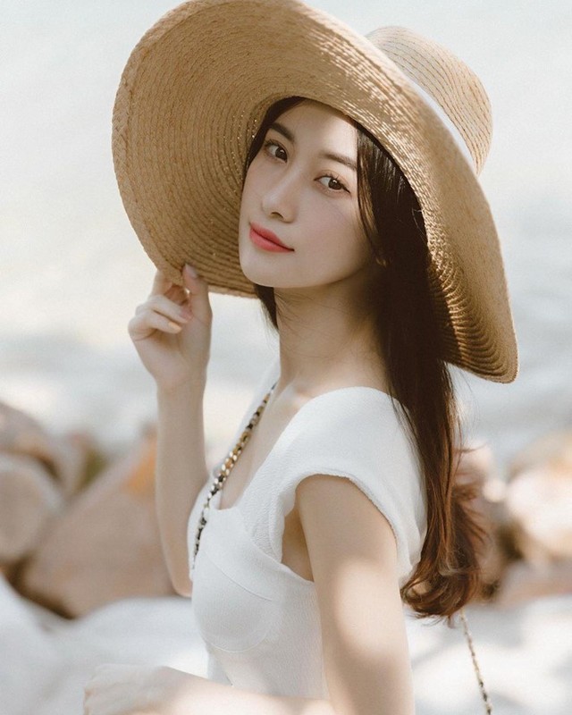 Từ vai trò người mẫu ảnh, Jun Vũ lấn sân làm diễn viên và gặt hái được nhiều thành công, không còn bị gọi là cô bé trà sữa. Vai diễn giúp cô tạo ấn tượng trong lòng khán giả là nhân vật Tuyết Anh xinh đẹp, lạnh lùng nhưng rất yêu thương bạn bè trong Tháng năm rực rỡ (2018).