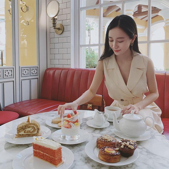 Thu nhập từ việc đóng phim, tham gia quảng cáo giúp Jun Vũ có cuộc sống ổn định. Cô cũng tham gia ca hát nhưng không được đánh giá cao.