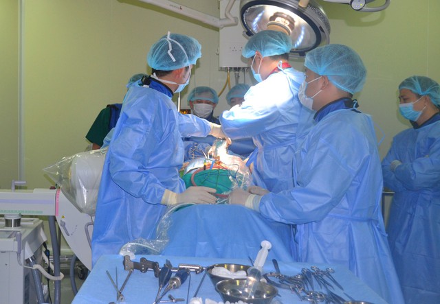 Bệnh viện đầu tiên của Hà Nội dùng robot phẫu thuật vẹo cột sống, chỉnh gù - Ảnh 1.