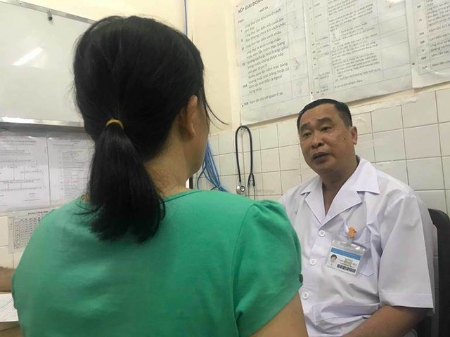 
Bệnh nhân N (áo xanh) đến bệnh viện cấp cứu vì suýt tắc ruột do dùng thuốc Nam.
