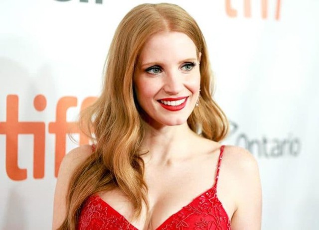 
Jessica Chastain thú nhận cô đã không tốt nghiệp trung học: Không ai biết chuyện này của tôi. Tôi đã bỏ học cấp 3. Tôi từng là một học sinh rất tệ. Tôi không thể tốt nghiệp vì vắng mặt quá nhiều.
