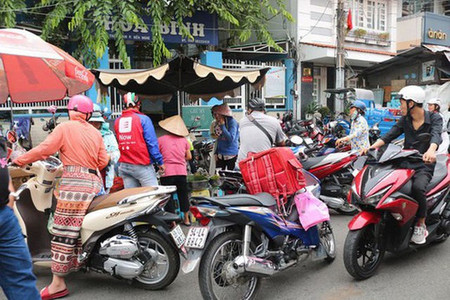 
Gánh xôi nhỏ lọt thỏm trong vòng trong, vòng ngoài khách hàng tới mua - Ảnh: Trịnh Thanh
