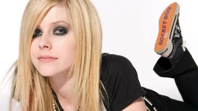 
Ca sĩ Avril Lavigne kể: Tôi được bố mẹ cho học ở nhà. Tôi có sách vở nhưng hầu như không đụng tới. Về cơ bản, tôi đã bỏ học từ hồi cấp 3.
