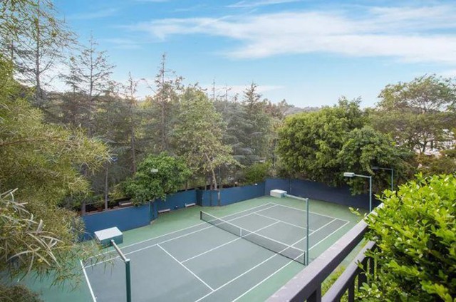 
Sân tennis được thiết kế đặc biệt cho chủ nhân trước của bất động sản này - tay vợt huyền thoại Pete Sampras. Đây cũng là nơi mà một siêu mẫu như Kate Upton có thể tập luyện để giữ vóc dáng.
