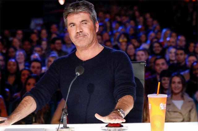 
Simon Cowell nghỉ học từ năm 16 tuổi và anh khuyến khích con trai làm điều tương tự nếu cậu bé muốn. Ông trùm truyền thông Anh chia sẻ: Mỗi người có quan điểm khác nhau về điều này. Trước đây tôi luôn bị chỉ trích vì bỏ học. Nhiều người nói rằng nếu bạn không kiếm được cái bằng nào ở tuổi 16, 18 hay 21 thì coi như đời bạn thất bại. Tôi không đồng ý với quan điểm đó. Tôi sẽ nói với Eric (con trai 5 tuổi của Simon): Hãy học bất kỳ thứ gì có thể và làm bất kỳ điều gì con muốn. Con có thể bỏ học khi 16 tuổi và đến làm việc với cha.
