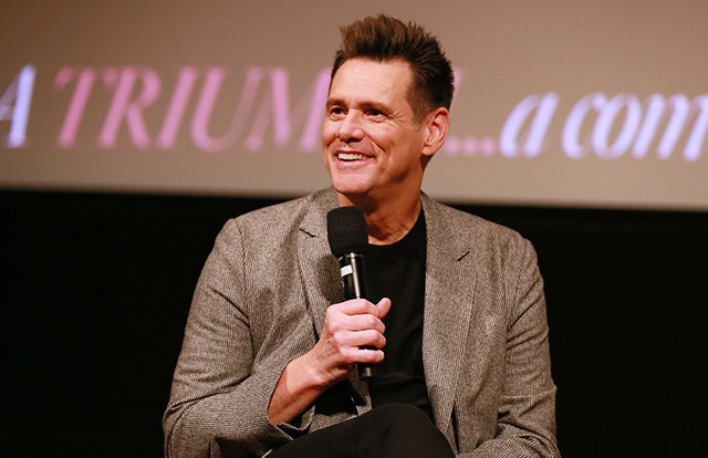 
Jim Carrey nghỉ học năm 16 tuổi để giúp gia đình kiếm tiền. Trước khi trở thành diễn viên hài nổi tiếng, Jim đã phải làm vô số nghề mưu sinh, thậm chí làm 8 tiếng mỗi ngày trong nhà máy khi còn ở tuổi thiếu niên.
