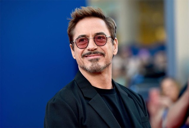 
Robert Downey Jr quyết định nghỉ hẳn ở trường trung học Santa Monica tại California sau khi bố anh đưa ra hai lựa chọn: Hoặc là đến trường chăm chỉ hàng ngày hoặc là nghỉ hẳn để kiếm việc làm. Robert sau đó chuyển tới New York dốc sức theo nghề diễn xuất.

