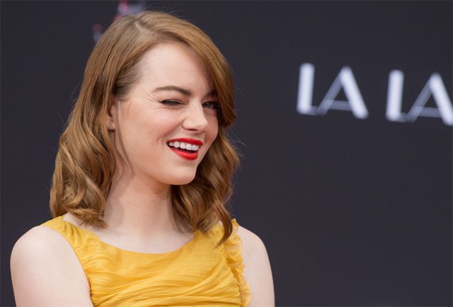 
Emma Stone cũng được bố mẹ khuyến khích rời bỏ trường trung học để theo đuổi diễn xuất. Ngôi sao La La Land kể trên THR: Họ đã đồng ý với điều đó, nhưng giờ tôi vẫn hối tiếc. Mọi người nên học hết trung học và tốt nghiệp.
