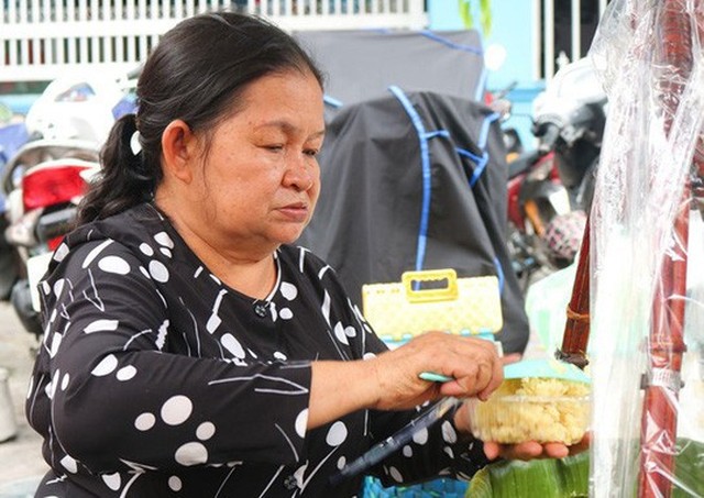 
Bà Hà là người thân thiện, chân phương. Người phụ nữ dùng cả thanh xuân gắn bó với nghề bán xôi vẫn ưa thích chiếc áo bà ba giản dị - Ảnh Trịnh Thanh
