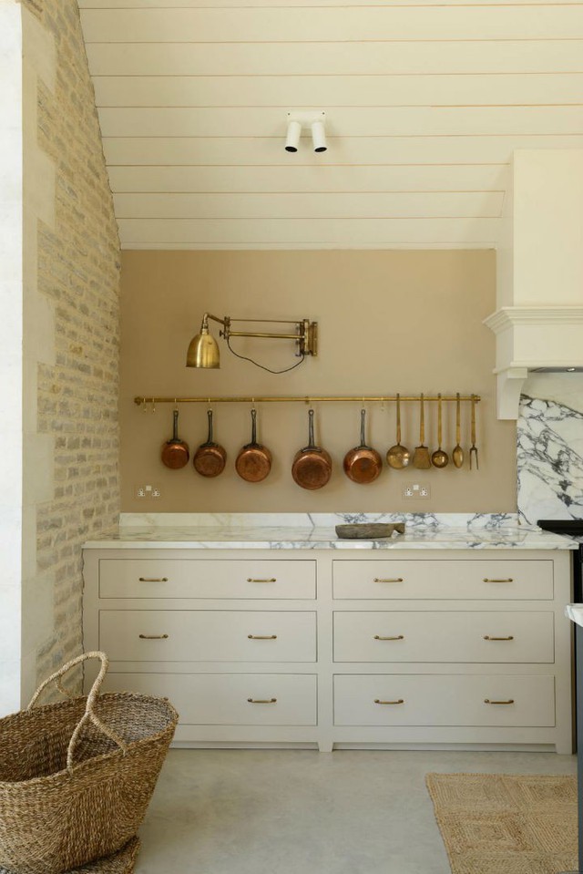 
Nhà bếp kiểu Anh cổ điển được làm từ đá cẩm thạch trắng kết hợp với các đồ nội thất sáng màu cùng vật dụng mạ đồng đem lại cảm giác sang trọng.
