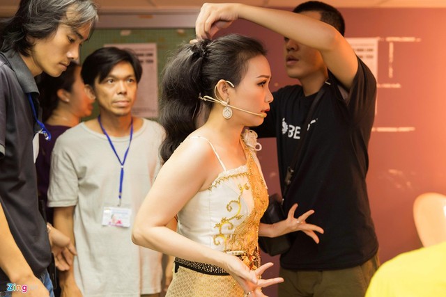 
Nghệ sĩ Minh Nhí đóng vai dì của 8 nàng tiên, em kết nghĩa của Phù Thổ. Chuyên gia trang điểm đã mất gần 2 tiếng để hóa trang cho anh.
