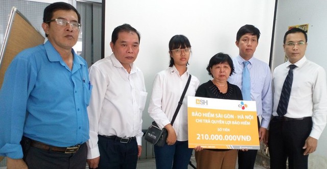 Đại diện BSH và CJ Cầu Tre cùng chi trả quyền lợi bảo hiểm cho người nhà ông Nguyễn Đức Tiến