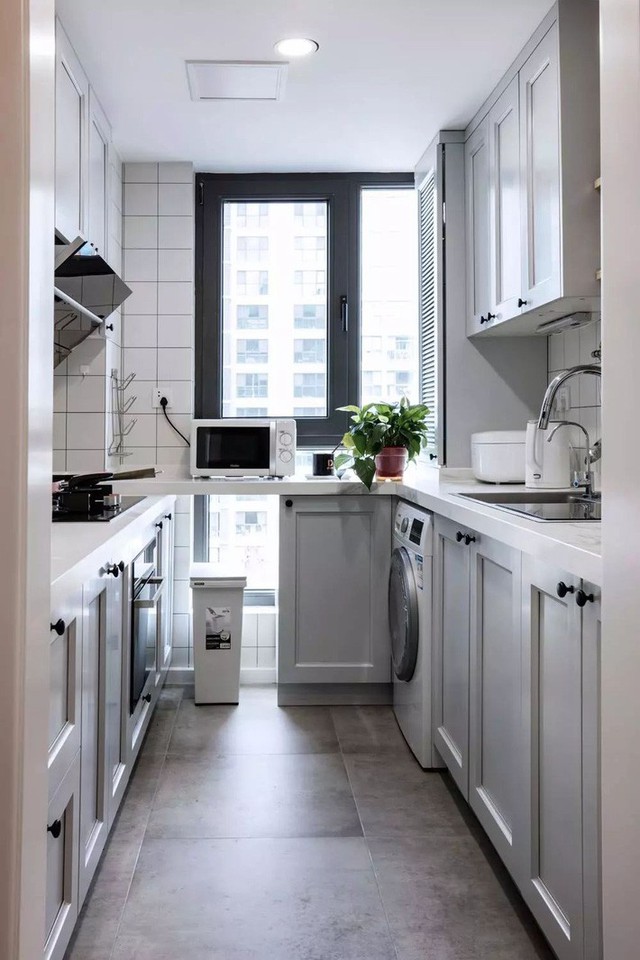 
Góc bếp được thiết kế hình chữ U, chia nhiều ngăn tiện lợi cùng với sự tối giản trong việc sử dụng màu sắc để mang đến một không gian chức năng hiện đại, ấm cúng.
