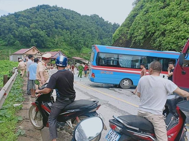 Ngay khi tai nạn xảy ra lực lượng chức năng huyện Hàm Yên đã có mặt tại hiện trường đưa người bị thương đi cấp cứu, xử lý hiện trường, phân luồng giao thông.