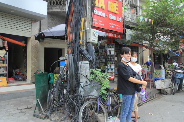 Hà Nội: Dây cáp quang “bày binh bố trận” đe dọa an toàn của người đi đường - Ảnh 10.