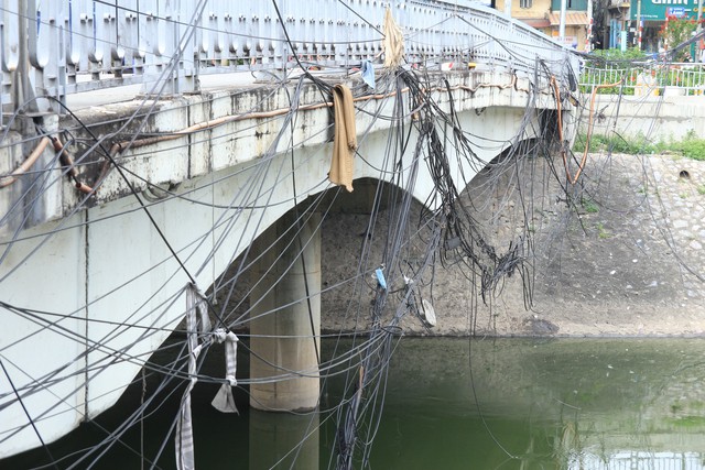 Hà Nội: Dây cáp quang “bày binh bố trận” đe dọa an toàn của người đi đường - Ảnh 4.