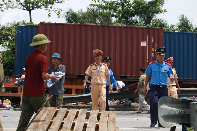 Nhân chứng kể lại vụ tai nạn thảm khốc ở Hải Dương: Tôi thấy bánh xe tải đè lên mặt 3 người, chết nhiều lắm - Ảnh 8.