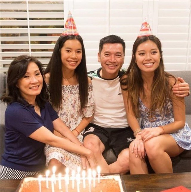 24 năm chung sống, vợ chồng Hồng Đào và Quang Minh có hai cô con gái là Phương Vân (sinh năm 1996) và Sophia (sinh năm 2002).