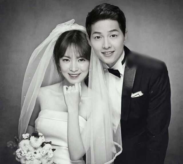 
Ngay sau khi hoàn tất thủ tục ly hôn, Song Hye Kyo xóa toàn bộ ảnh chụp chung với Song Joong Ki trên Instagram - kể cả loạt ảnh hậu trường cùng đoàn phim Hậu duệ mặt trời - tác phẩm giúp họ nên duyên
