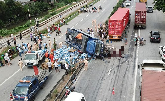 Hiện trường vụ tai nạn xe tải lật nghiêng đè vào 7 người đi đường. Ảnh: Giang Chinh
