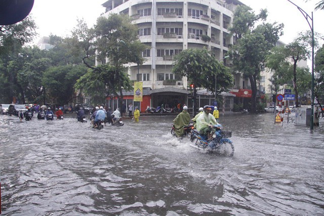 Hà Nội: Nhiều tuyến phố trung tâm bất ngờ ngập nặng, người dân vật lộn giữa mênh mông nước - Ảnh 6.