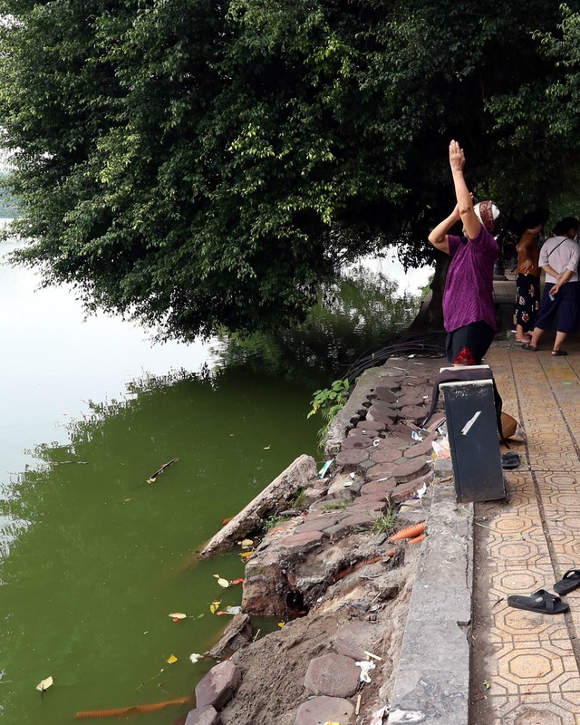 Bờ hồ Hoàn Kiếm bị sạt lở nghiêm trọng khiến nhiều người bất ngờ - Ảnh 4.