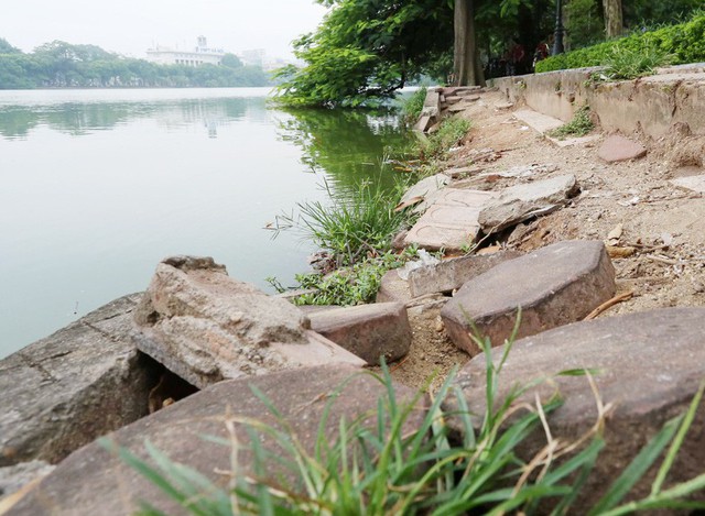 Bờ Hồ bị sạt lở nghiêm trọng: Quận Hoàn Kiếm sẽ triển khai thi công bờ kè cuối năm 2019 - Ảnh 1.