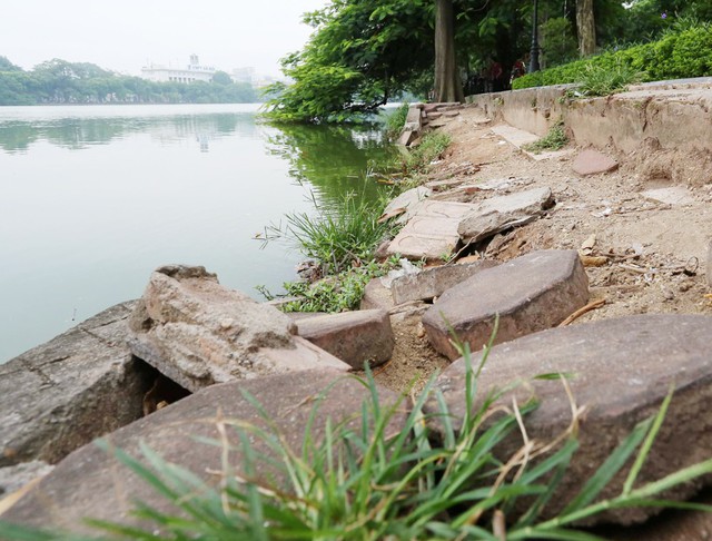 Bờ hồ Hoàn Kiếm bị sạt lở nghiêm trọng khiến nhiều người bất ngờ - Ảnh 7.