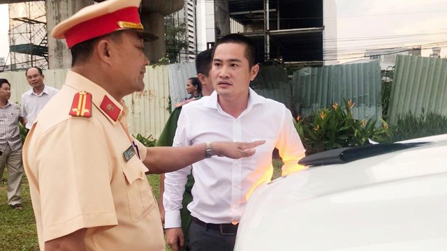 CSGT nói về việc cẩu xe Mercedes GLS giá 5 tỷ ở Sài Gòn - Ảnh 2.