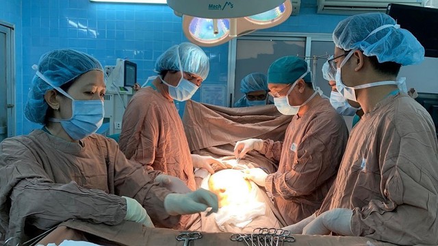 Cô gái Việt mang khối u khủng, y văn thế giới chỉ ghi nhận 10 trường hợp - Ảnh 1.