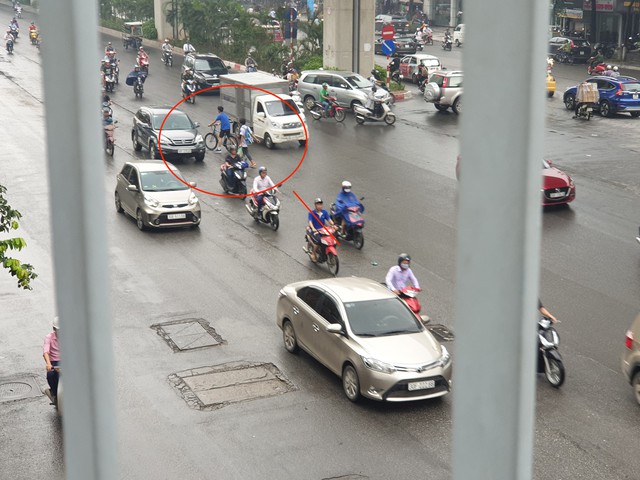 Sau hàng loạt vụ tai nạn do liều mình qua đường: Người dân Thủ đô thờ ơ cầu bộ hành? - Ảnh 5.