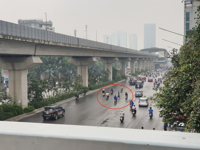 Sau hàng loạt vụ tai nạn do liều mình qua đường: Người dân Thủ đô thờ ơ cầu bộ hành? - Ảnh 3.