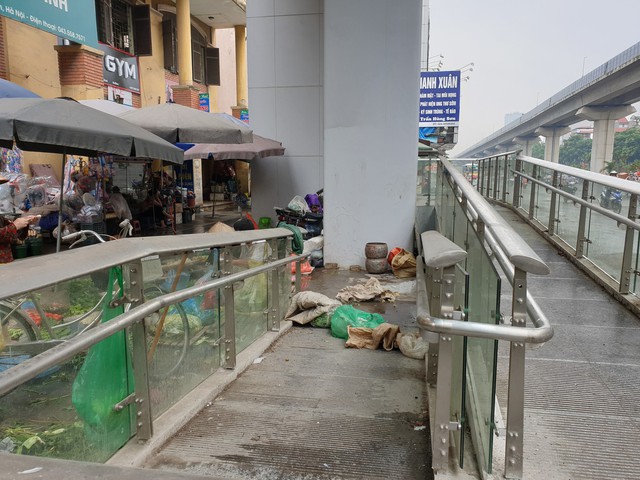 Sau hàng loạt vụ tai nạn do liều mình qua đường: Người dân Thủ đô thờ ơ cầu bộ hành? - Ảnh 9.