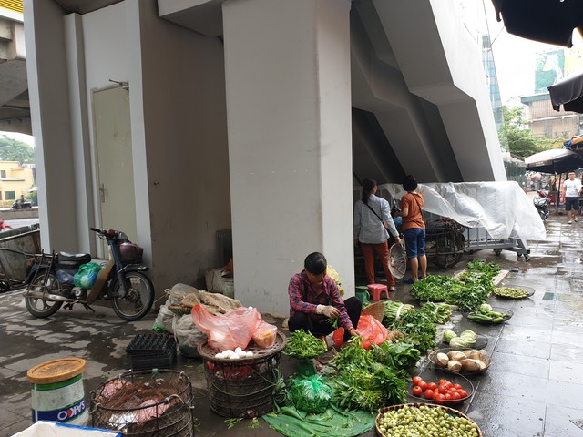 Sau hàng loạt vụ tai nạn do liều mình qua đường: Người dân Thủ đô thờ ơ cầu bộ hành? - Ảnh 8.