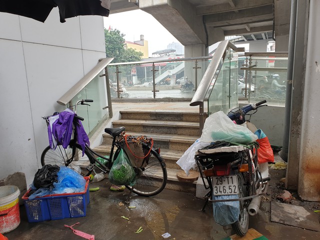 Sau hàng loạt vụ tai nạn do liều mình qua đường: Người dân Thủ đô thờ ơ cầu bộ hành? - Ảnh 7.