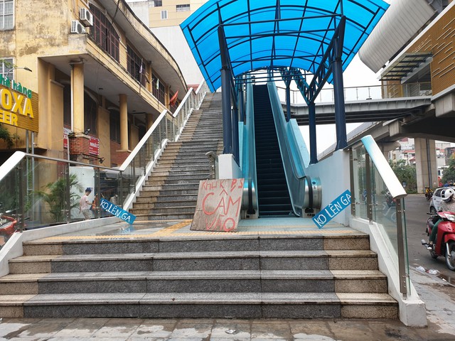 Sau hàng loạt vụ tai nạn do liều mình qua đường: Người dân Thủ đô thờ ơ cầu bộ hành? - Ảnh 6.