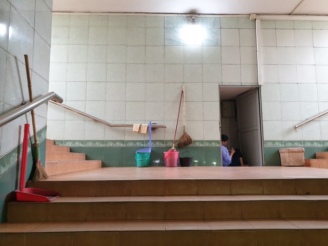 Sau hàng loạt vụ tai nạn do liều mình qua đường: Người dân Thủ đô thờ ơ cầu bộ hành? - Ảnh 20.