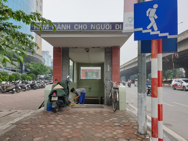 Sau hàng loạt vụ tai nạn do liều mình qua đường: Người dân Thủ đô thờ ơ cầu bộ hành? - Ảnh 18.