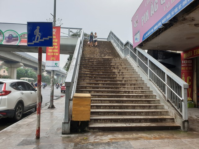 Sau hàng loạt vụ tai nạn do liều mình qua đường: Người dân Thủ đô thờ ơ cầu bộ hành? - Ảnh 1.