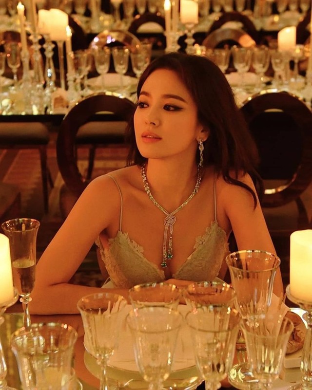 Song Hye Kyo hé lộ thêm ảnh mới bên bàn tiệc, váy áo buông lơi xinh ngất trời - Ảnh 1.