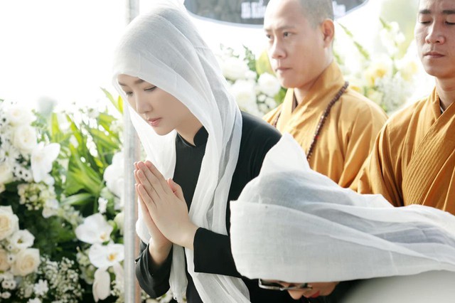 Hoa hậu Giáng My bật khóc trong đám tang của bố - Ảnh 2.