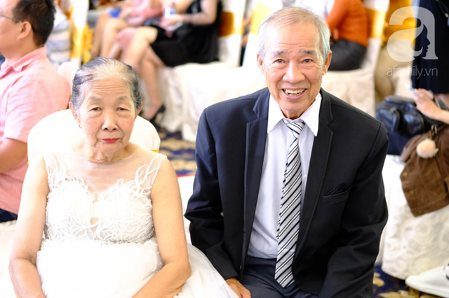 Xúc động cặp vợ chồng lấy nhau 51 năm mới được tổ chức hôn lễ: Bà ấy vui lắm, cười muốn rụng răng luôn  - Ảnh 2.
