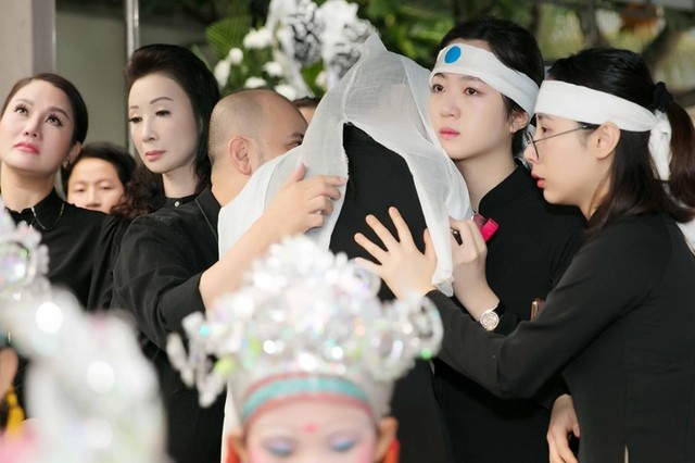 Hoa hậu Giáng My bật khóc trong đám tang của bố - Ảnh 3.
