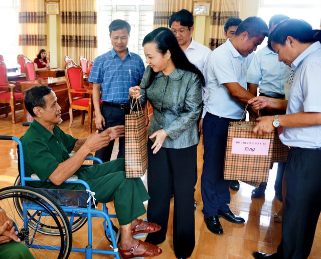 Bộ trưởng Bộ Y tế thăm và tặng quà các thương, bệnh binh nhân kỷ niệm ngày 27/7 - Ảnh 4.