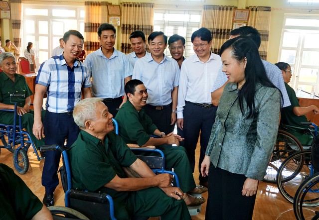 Bộ trưởng Bộ Y tế thăm và tặng quà các thương, bệnh binh nhân kỷ niệm ngày 27/7 - Ảnh 3.