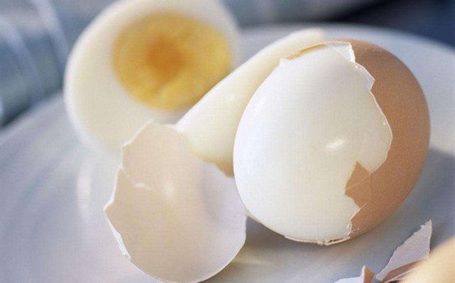 Trứng luộc rất dễ bị nhiễm khuẩn bởi hành động mà nhiều người hay làm khi luộc trứng  - Ảnh 1.